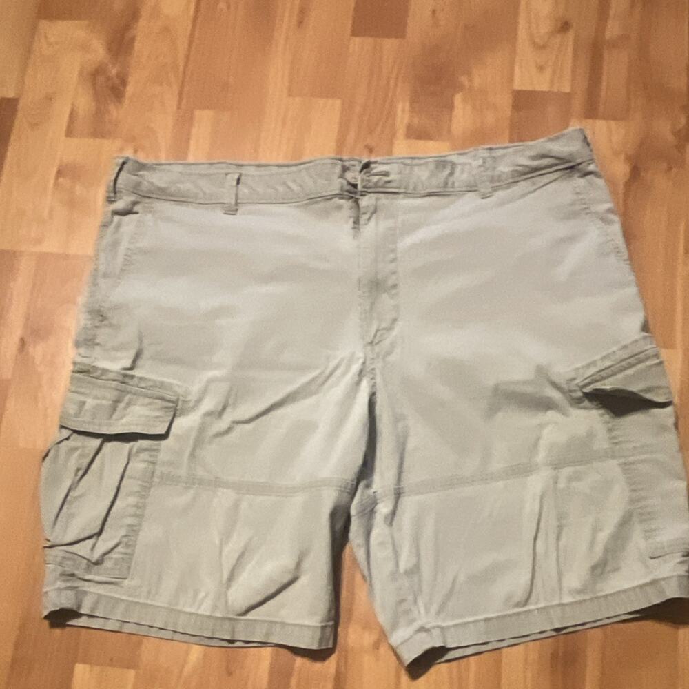 IZOD Saltwater Men’s Beige Stretch Cargo Shorts Flat Front Zip Logo Pockets 10.5